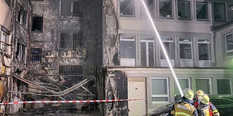 FW-E: Großbrand in Essener Innenstadt - Flammen schießen 18 Meter in den Himmel - Foto: presseportal.de