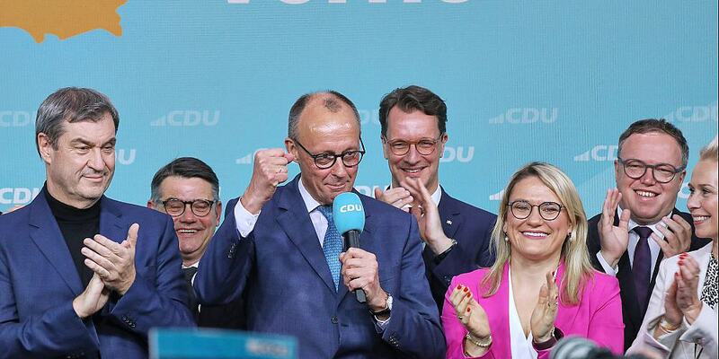 Friedrich Merz mit Unions-Spitzenpolitikern am 23.02.2025 - Foto: über dts Nachrichtenagentur