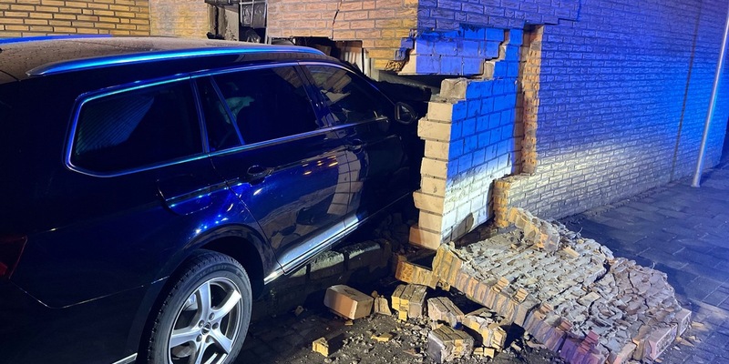 POL-COE: Dülmen, Haverlandweg/ Auto fährt gegen Garage - Foto: presseportal.de