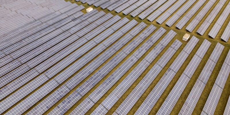 Ein Solarpark der BayWa r.e. in Mecklenburg-Vorpommern am Ostseeflughafen Barth. - Foto: Bernd Wüstneck/dpa