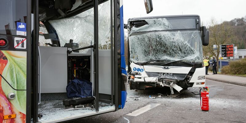 In Saarbrücken prallten zwei Linienbusse zusammen. - Foto: Oliver Dietze/dpa