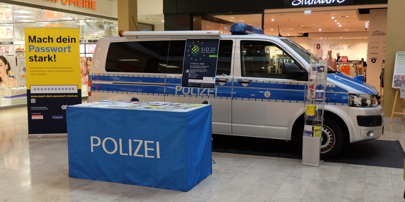 POL-RBK: Bergisch Gladbach - Infostand der Kriminalprävention zusammen mit Weisser Ring e.V. - Foto: presseportal.de