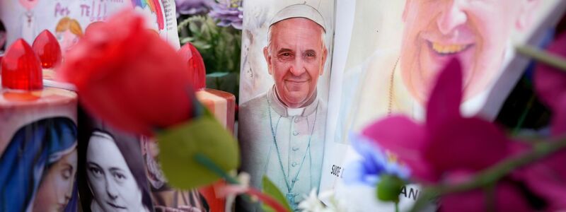 Für Papst Franziskus ist keine baldige Entlassung aus dem Gemelli-Krankenhaus in Sicht. - Foto: Alessandra Tarantino/AP/dpa