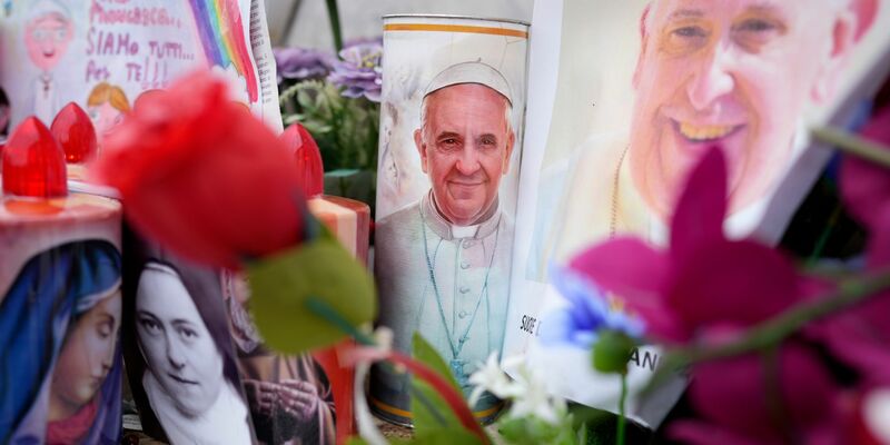 Die Anteilnahme ist weltweit groß für den kranken Franziskus. - Foto: Alessandra Tarantino/AP/dpa