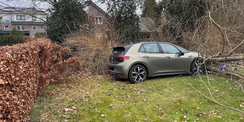 POL-OL: +++Pressemitteilung des PK Bad Zwischenahn: Gaspedal mit Bremspedal verwechselt, Hecke durchbrochen, Pkw beschädigt+++ - Foto: presseportal.de