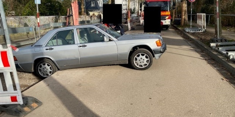 POL-PDLU: Speyer - PKW fährt in Baustelle und bleibt in Grube liegen - Foto: presseportal.de