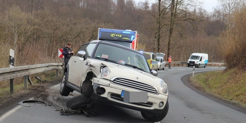 POL-HX: Mini kommt gegen die Leitplanke - Fahrerin verletzt - Foto: presseportal.de
