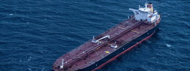 Der Tanker «Eventin» ist eines der Schiffe, gegen die bereits EU-Sanktionen gelten. (Archivbild) - Foto: Stefan Sauer/dpa