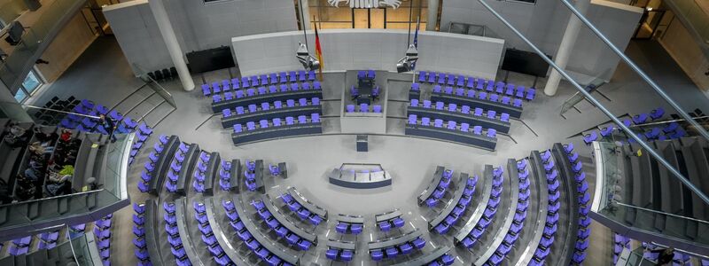 Im Plenum des Bundestages werden aufgrund der Wahlrechtsreform künftig nur noch 630 Abgeordnete sitzen. (Symbolbild) - Foto: Kay Nietfeld/dpa