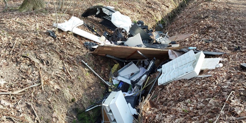 POL-SE: Heist - Illegale Müllablagerung im Waldgebiet - Polizei auf der Suche nach Hinweisen - Foto: presseportal.de