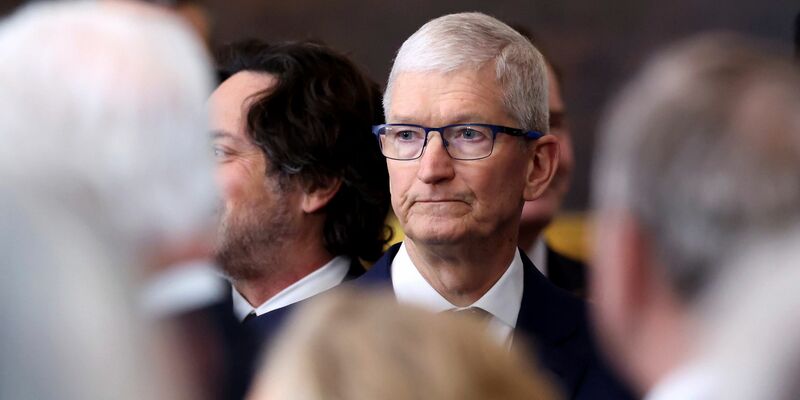 Kündigt nach seinem Treffen mit Trump ein 500 Milliarden Dollar schweres Investitionsprogramm an: Apple-Chef Tim Cook. (Archivbild)  - Foto: Kevin Lamarque/Pool Reuters/AP/dpa