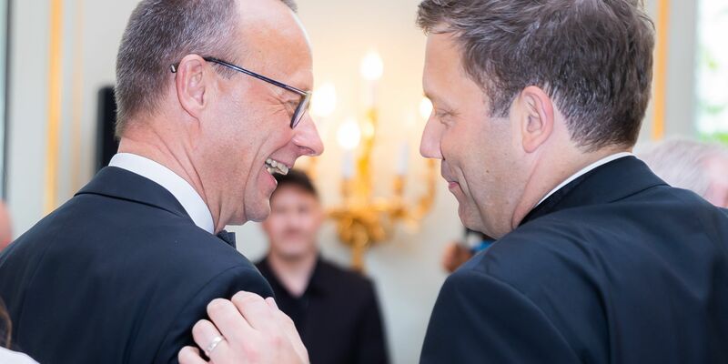 Friedrich Merz und Lars Klingbeil: Auf diese beiden Männer kommt es in den bevorstehenden Gesprächen über eine Regierungsbildung an. - Foto: Christoph Soeder/dpa-Pool/dpa