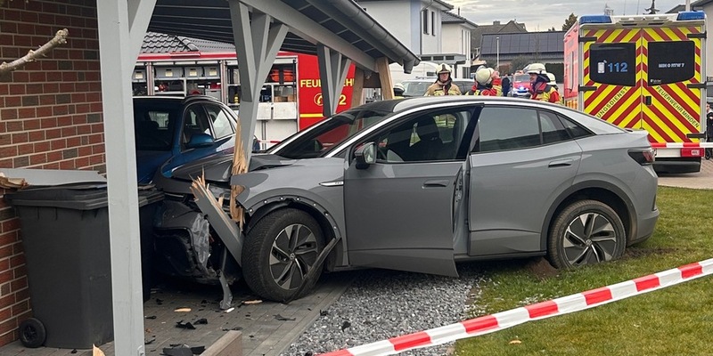 FW Minden: Einsturzgefährdetes Carport nach Kollision mit PKW in Dankersen - Foto: presseportal.de
