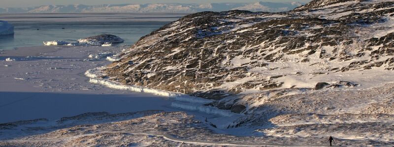 Eine verschneite Landschaft nahe Nuuk. - Foto: Steffen Trumpf/dpa