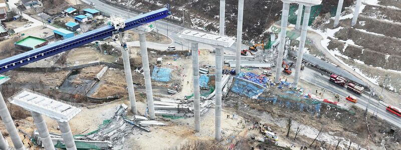 Mindestens zwei Personen bei einem Brückeneinsturz in Südkorea gestorben.  - Foto: Hong Ki-won/Yonhap via AP/dpa