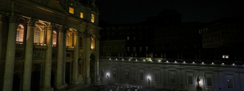 Auf dem abendlichen Petersplatz beten Tausende Gläubige für den schwer kranken Papst Franziskus den Rosenkranz.  - Foto: Kirsty Wigglesworth/AP/dpa