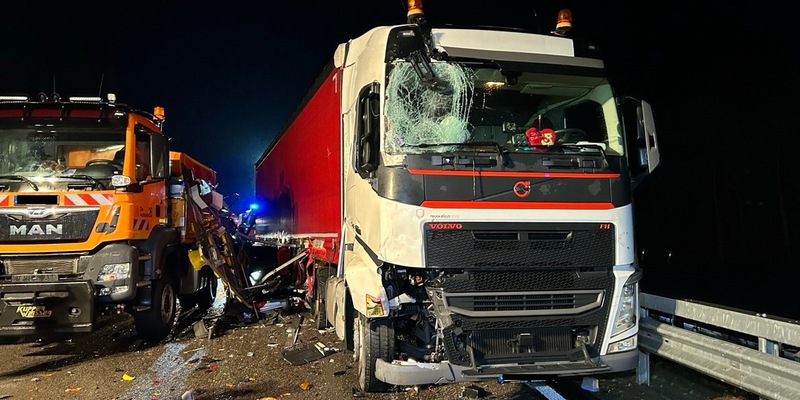 POL-PDKL: Sattelzug gerät in Vollbrand...Zweiter Sattelzug fährt in Stauende... - Foto: presseportal.de