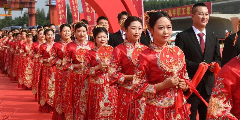 In China ist die Zahl der Eheschließungen rückläufig. Ein Unternehmen wollte seine Mitarbeiter daher zu nun ihrem Glück zwingen - doch die Behörden schritten schnell ein. (Symbolbild). - Foto: Lu Boan/XinHua/dpa