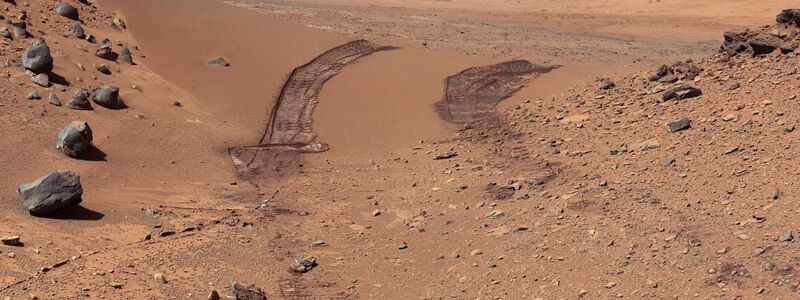 Roter Marsboden mit Spuren des Marsrovers «Opportunity» (Archivbild) - Foto: Nasa/Jpl-Caltech/Msss/Press Association Images/dpa