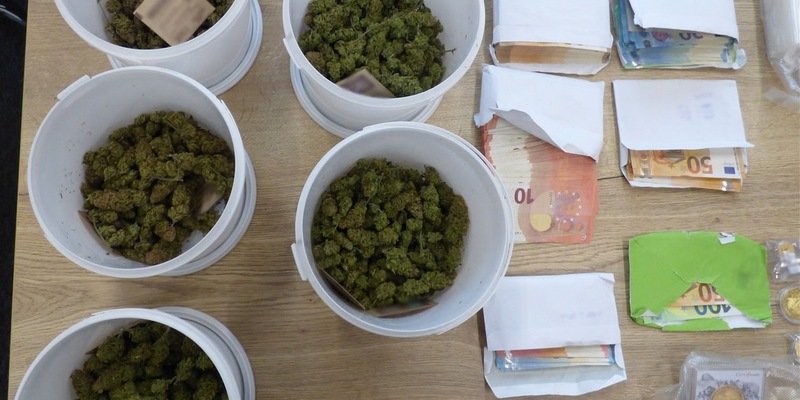 POL-REK: 250225-1: Drogen und Bargeld bei mehreren Durchsuchungen sichergestellt - Foto: presseportal.de