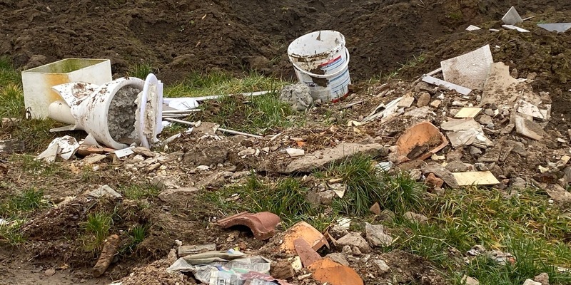 POL-PDLD: Bauschutt abgeladen - Foto: presseportal.de