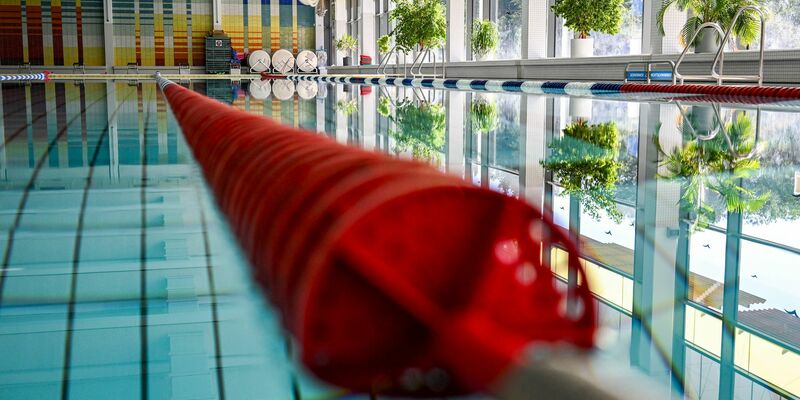 Der Junge konnte noch reanimiert werden, starb aber Tage später im Krankenhaus. (Symbolbild)  - Foto: Jens Kalaene/dpa