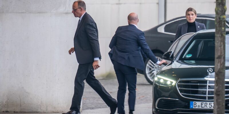 Zwei Tage nach der gewonnenen Bundestagswahl berät Unions-Kanzlerkandidat Friedrich Merz (CDU) mit Kanzler Olaf Scholz (SPD) über das Vorgehen in der Übergangsphase. Dabei könnte auch ein konkretes Vorhaben eine Rolle spielen. - Foto: Michael Kappeler/dpa