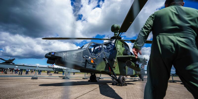 Wo bekommt Deutschland Milliarden für die Verteidigung und die Ukraine her? Das könnte womöglich noch der alte Bundestag entscheiden. (Archivbild) - Foto: Andreas Arnold/dpa