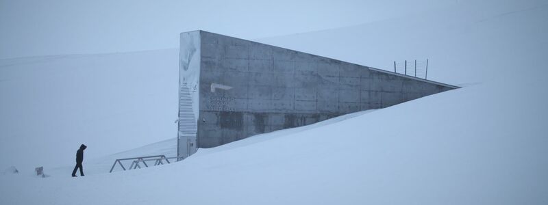 Eine schwere Stahltür führt eingebettet in einen spektakulären Betoneingang ins Innere eines schneebedeckten Berges. (Archivbild) - Foto: Steffen Trumpf/dpa