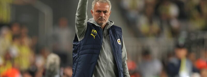  Jose Mourinho bei Fenerbahce Istanbul. - Foto: Uncredited/AP