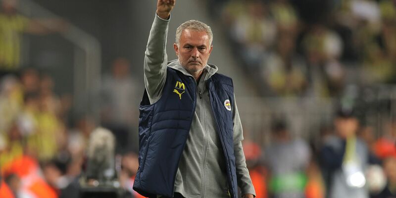 Das Derby und sein Protagonist: «Fener»-Trainer José Mourinho. - Foto: Uncredited/AP