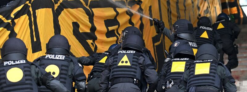 Die Polizei betritt den Pufferblock im Ostseestadion. - Foto: Michael Schwartz/dpa