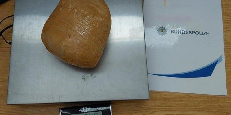BPOL NRW: Fahndungserfolg im Rahmen der Grenzkontrollen: 1 Kilogramm Heroin im Wert von über 40.000 EUR auf der Autobahn 3 festgestellt - Foto: presseportal.de