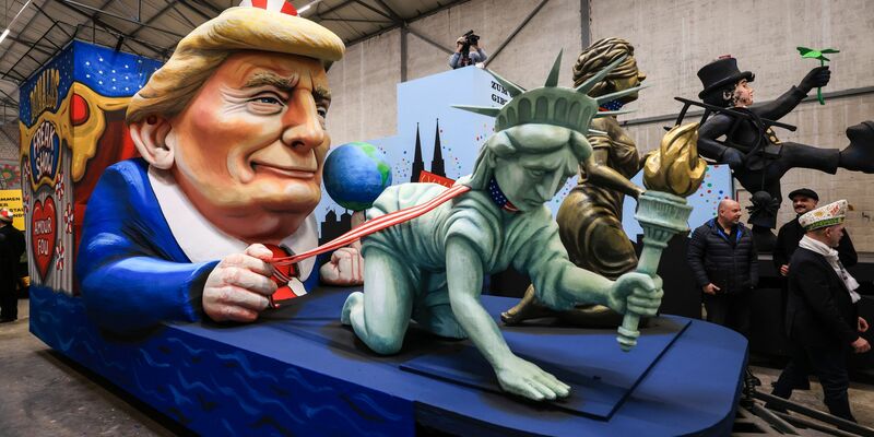 Ein Kölner Rosenmontagswagen zum Missbrauchsskandal in der katholischen Kirche hat Kritik der CDU ausgelöst. - Foto: Oliver Berg/dpa