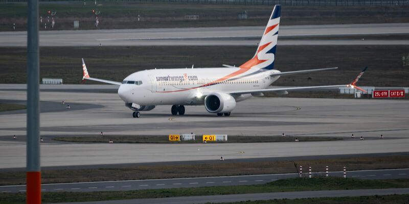 Die Charterflüge bringen Afghaninnen und Afghanen mit einer Aufnahmezusage von Islamabad nach Deutschland. - Foto: Soeren Stache/dpa