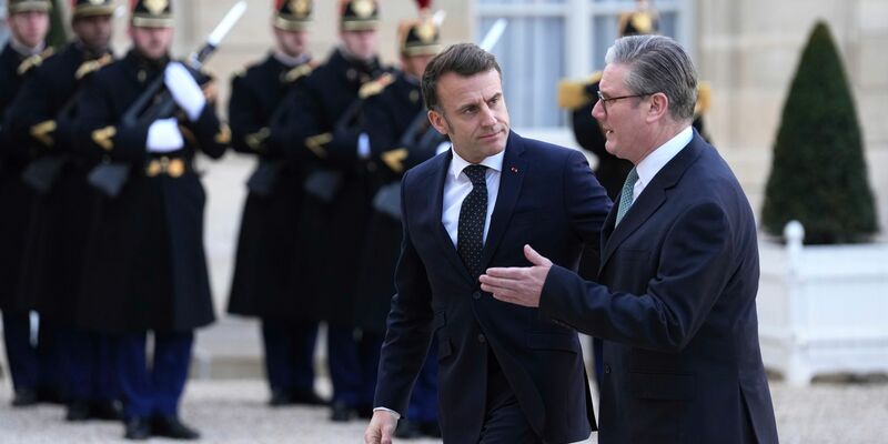 Frankreichs Präsident Emmanuel Macron und der britische Premier Keir Starmer sind in Kontakt mit Donald Trump. - Foto: Aurelien Morissard/AP/dpa