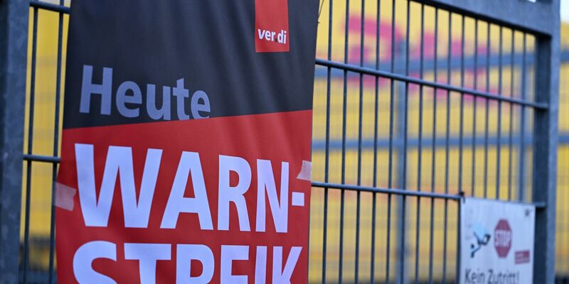 Ein Warnstreik-Plakat an einer DHL-Zustellbasis Ende Januar - an anderen Standorten des Bonner Logistikers wird nun erneut gestreikt. - Foto: Wolf von Dewitz/dpa