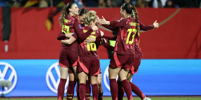 Erster Heimsieg - und das in Nürnberg: Der Unterfranke Wück dirigiert sein Team zum Erfolg. - Foto: Daniel Löb/dpa