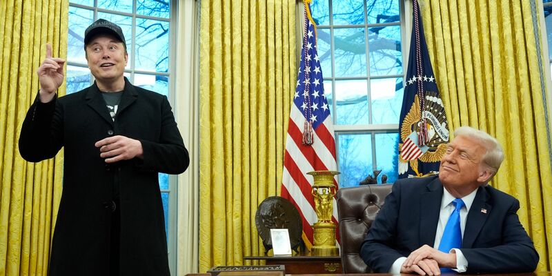 Zwei, die sich verstehen: Tech-Milliardär Elon Musk und US-Präsident Donald Trump. (Archiv) - Foto: Alex Brandon/AP/dpa