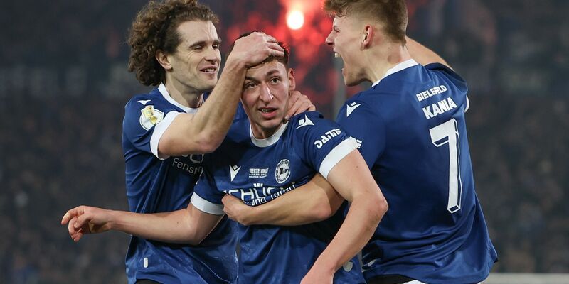 Die Bremer und die Bielefelder lieferten sich viele packende Duelle. - Foto: Friso Gentsch/dpa