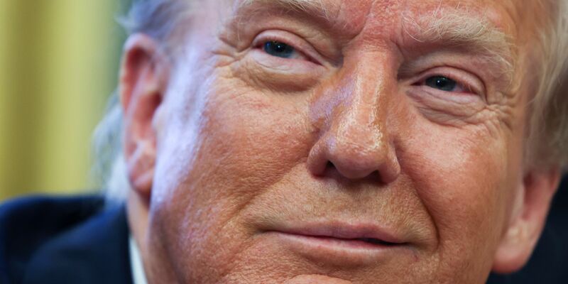 US-Präsident Donald Trump hat erklärt, in dem Gruppenchat seien keine als vertraulich eingestuften Informationen diskutiert worden. - Foto: Uncredited/Pool/AP/dpa