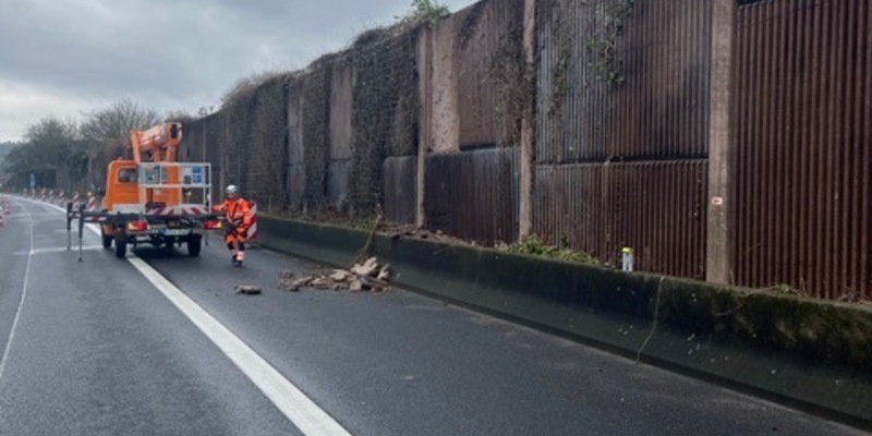 POL-OF: Vorübergehende Fahrbahnsperrung: Trümmerteile einer Lärmschutzwand fielen herab - Foto: presseportal.de