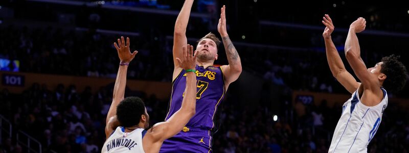 Luka Doncic (M) spielte erstmals gegen sein langjähriges Team. - Foto: Mark J. Terrill/AP/dpa