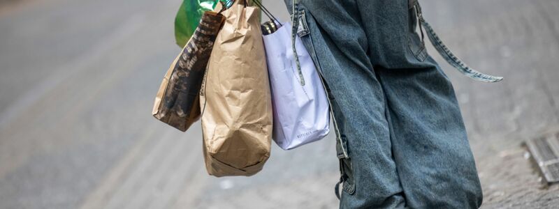 Viele Verbraucher legen ihr Geld lieber auf die hohe Kante. - Foto: Thomas Banneyer/dpa