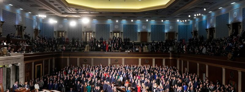 Die Haushaltsresolution schlägt Budget-Kürzungen von mindestens zwei Billionen Dollar (1,91 Billionen Euro) vor. - Foto: Mark Schiefelbein/AP/dpa