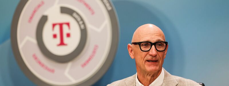 Telekom-Chef Tim Höttges ist zufrieden mit dem Glasfaser-Ausbautempo. - Foto: Oliver Berg/dpa