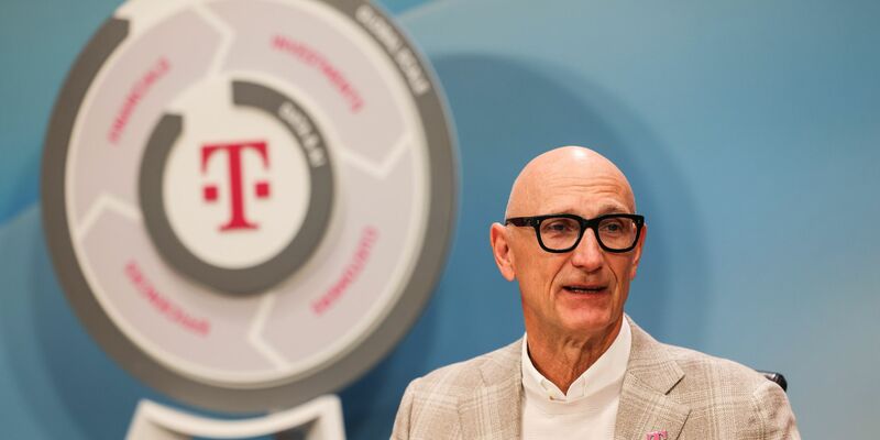 Telekom-Chef Tim Höttges ist zufrieden mit dem Glasfaser-Ausbautempo. - Foto: Oliver Berg/dpa