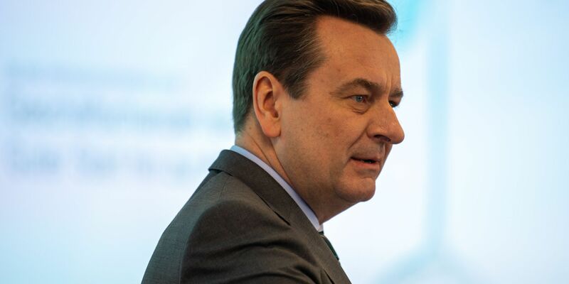 Munich Re Vorstandschef Joachim Wenning stellt die USA in eine Reihe mit China und Russland. (Archivbild) - Foto: Lino Mirgeler/dpa