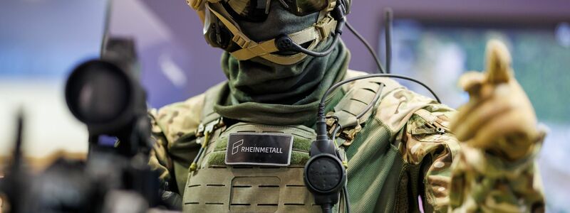 Eine Puppe mit einem Gewehr und der Kampfausrüstung «Gladus» des Rüstungskonzerns Rheinmetall steht auf der Nürnberger Waffenmesse Enforce-Tac. - Foto: Daniel Karmann/dpa