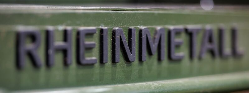 Das Logo des Rüstungskonzerns Rheinmetall an einem Militärfahrzeug. - Foto: Daniel Karmann/dpa